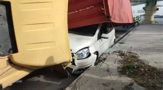 Mucizevi kurtuluş! Tır otomobilin üzerine devrildi, sürücünün burnu bile kanamadı