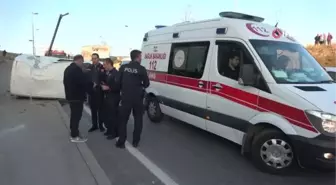 Maltepe'de çekçekçiye çarpmamak için manevra yapan araç direğe çarpıp yan yattı