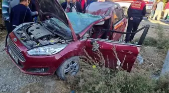 Otomobil, takla attı; sürücü anne ile ikiz kızları yaralı