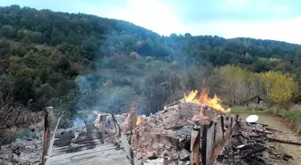 Erfelek'te yanan tek katlı ev küle döndü