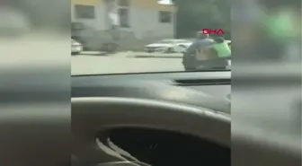 KÜÇÜK ÇOCUK, ELEKTRİKLİ MOTOSİKLETTEKİ KARTON KOLİYE ASILIP YOLCULUK YAPTI
