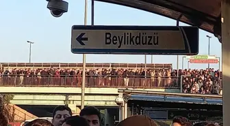 Metrobüste insan seli! Altunizade durağında adım atmak bile imkansız hale geldi