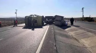 Konya'da yem yüklü tır devrildi: 2 yaralı