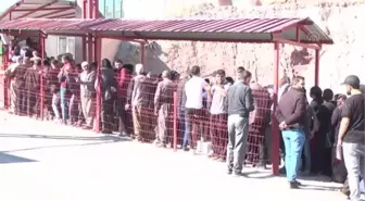 Çukurca'daki Üzümlü Sınır Kapısı'nda yoğunluk yaşanıyor