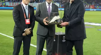 Gençlik ve Spor Bakanı Kasapoğlu, Abdullah Avcı'ya plaket verdi