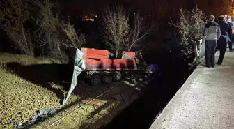Minibüse çarpan pancar yüklü tır dereye uçtu: 1 ölü, 5 yaralı