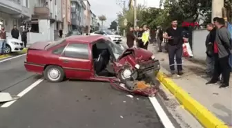 OTOMOBİL ELEKTRİK DİREĞİNE ÇARPTI: 5 YARALI