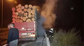 Tomruk yüklü tırın dorsesinde çıkan yangın söndürüldü