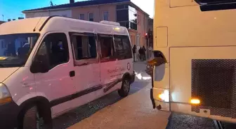 Camları patlayan okul servisindeki öğrenciler panik yaşadı