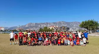 Döşemealtı Belediyesi futbol okulu 20 minik sporcuya lisans çıkarttı