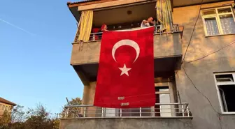 Hayatını kaybeden madencinin evine Türk bayrağı asıldı