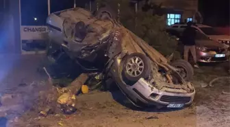 Kahramanmaraş'ta otomobilin ağaca çarparak devrilmesi kameraya yansıdı