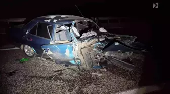 Karşı şeride geçen otomobille kafa kafaya çarpıştı: 3 yaralı