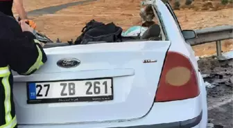 ŞANLIURFA'DA TIR'LA ÇARPIŞAN OTOMOBİLİN TAVANI YIRTILDI, MOTORU KOPTU 2 ÖLÜ, 1 YARALI