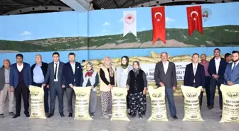 Pazarlar'da 125 çiftçiye sertifikalı 20 ton buğday ve 20 ton arpa tohumu dağıtıldı