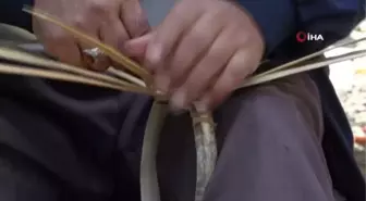 70 yaşındaki usta kafelerde sepet örerek mesleğini tanıtmaya çalışıyor