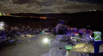 Ağrı'da şarampole devrilen tırın sürücüsü öldü