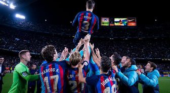 Şok bir şekilde emeklilik kararı alan Barcelona'nın yıldızı Pique, gözyaşları içinde futbola veda etti