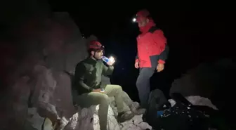 Fethiye'de kayalıklarda mahsur kalan kişiyi JAK kurtardı