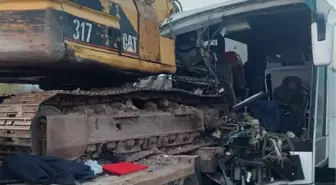TUR OTOBÜSÜ, ÇEKİCİYLE TAŞINAN İŞ MAKİNESİNE ÇARPTI; 1 ÖLÜ, 10 YARALI