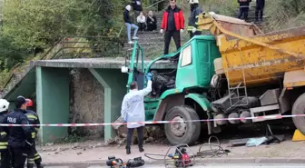 70 metre sürüklenen kamyon beton merdivene çarptı, ölen şoförün arkadaşları olup biteni çaresizce izledi