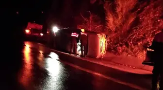 Antalya'da hafif ticari araç takla attı: 3 yaralı