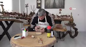 Doğadan topladığı ağaç parçalarını sanata dönüştürüyor