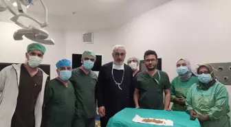 Elazığ'da bir hastanın böbreğindeki 13 santimetrelik taş kapalı ameliyatla çıkarıldı