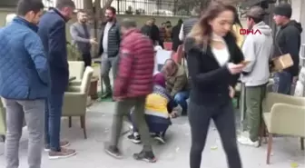 İŞ YERİ ÖNÜNDE SİLAHLI SALDIRIYA UĞRADI; YOLDAN GEÇEN YEREL ŞARKICI DA VURULDU