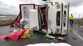 KAHRAMANMARAŞ - Devrilen nakliye kamyonundaki 2 kişi yaralandı