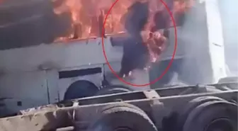 FECİ KAZADA YANAN OTOBÜSTE ALEVLER İÇİNDE KALAN YOLCUNUN ATLAMA ANI