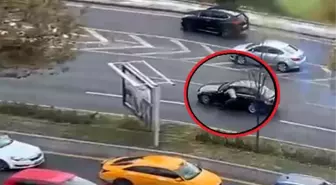 Ankara'da bir sürücü, seyir halinde giderken direksiyon başında baygınlık geçirdi! Çevredekiler otomobili güçlükle durdurdu