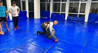 Artvin Valisi Doruk, ziyaret ettiği spor salonunda 9 yaşındaki sporcuyla güreşti