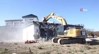 Bursa'da kaçak villalar yıkıldı