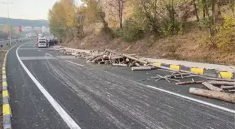 KASTAMONU - Devrilen römorktaki tomruklar yola saçıldı