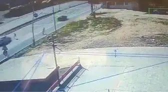 Köpekten kaçan Efekan'a otomobilin çarpması kamerada