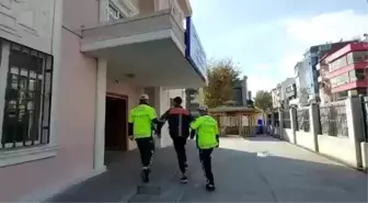 Pendik'te motosiklet sürücüsünün omzunda yolculuk eden kişi ile sürücüye bin 15 TL ceza