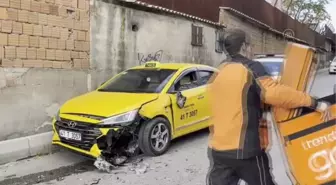 Taksiyle çarpışan motosikletin sürücüsü ağır yaralandı
