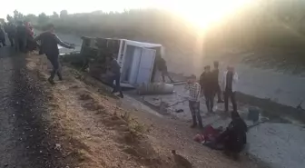 Adana'da sulama kanalına devrilen midibüsteki 12 kişi yaralandı