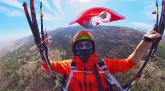 Afyonkarahisarlı yamaç paraşütü pilotu 'Atatürk'ü Anma' uçuşu yaptı