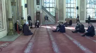 Dolmabahçe'deki Bezm-i Alem Valide Sultan Camisi'nde mevlit okutuldu