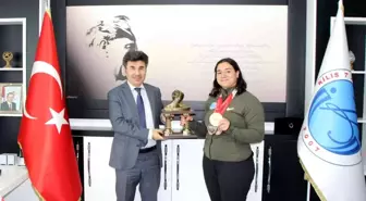 Dünya şampiyonu Yenidünya, Rektör Karacoşkun ile bir araya geldi