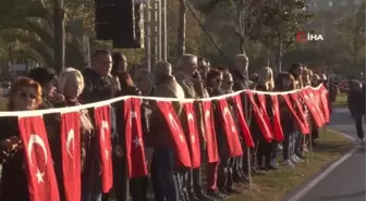 Kadıköy'de binlerce kişilik 'Ata'ya Saygı Zinciri' oluşturuldu