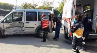 Sakarya'da otomobil, hafif ticari araca çarptı: 3 yaralı
