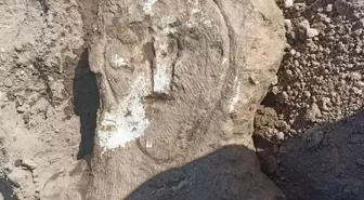 Denizli'de bahçe duvarında kullanılan eski mezar taşı korumaya alındı