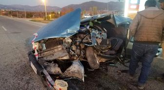 Tomruk yüklü kamyon otomobille çarpışt; 2 yaralı