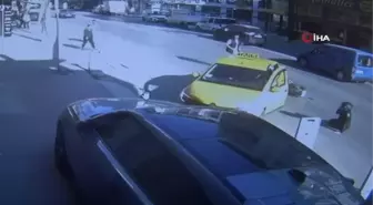 'U' dönüşü yapmak isteyen taksi motosiklete çarptı... Kazanın etkisiyle motosikletli böyle havalandı