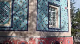 Kütahyalı vatandaşlar, zemininde kayma yaşanan Çinili Camii'nin ibadete açılmasını istiyor