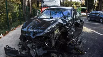 SARIYER'DE REFÜJE ÇIKAN OTOMOBİL AĞACI DEVİRİP YOLA SAVRULDU: 3 YARALI