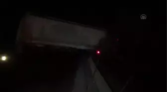 AFYONKARAHİSAR - Tırla kamyonun çarpıştığı kazada 2 kişi yaralandı
